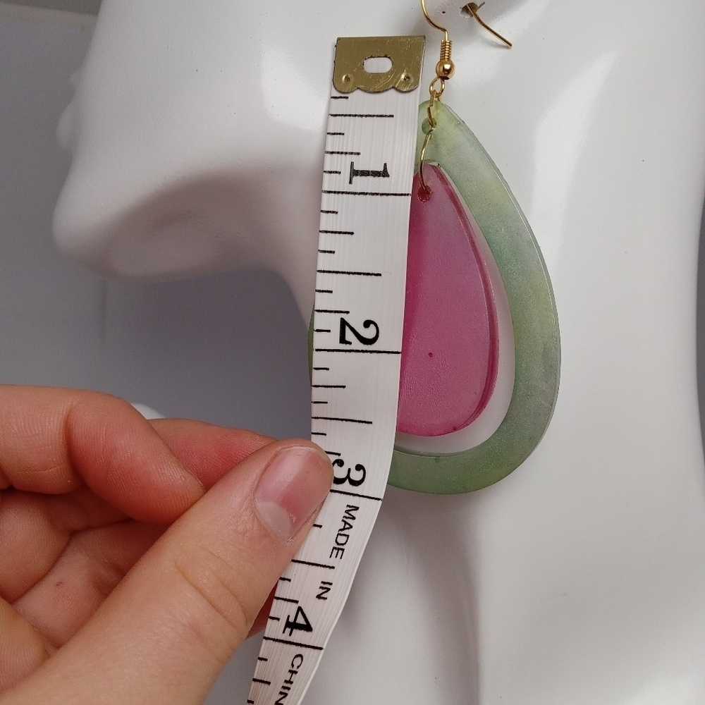 Pink and green resin earrings - Picture 4 of 5